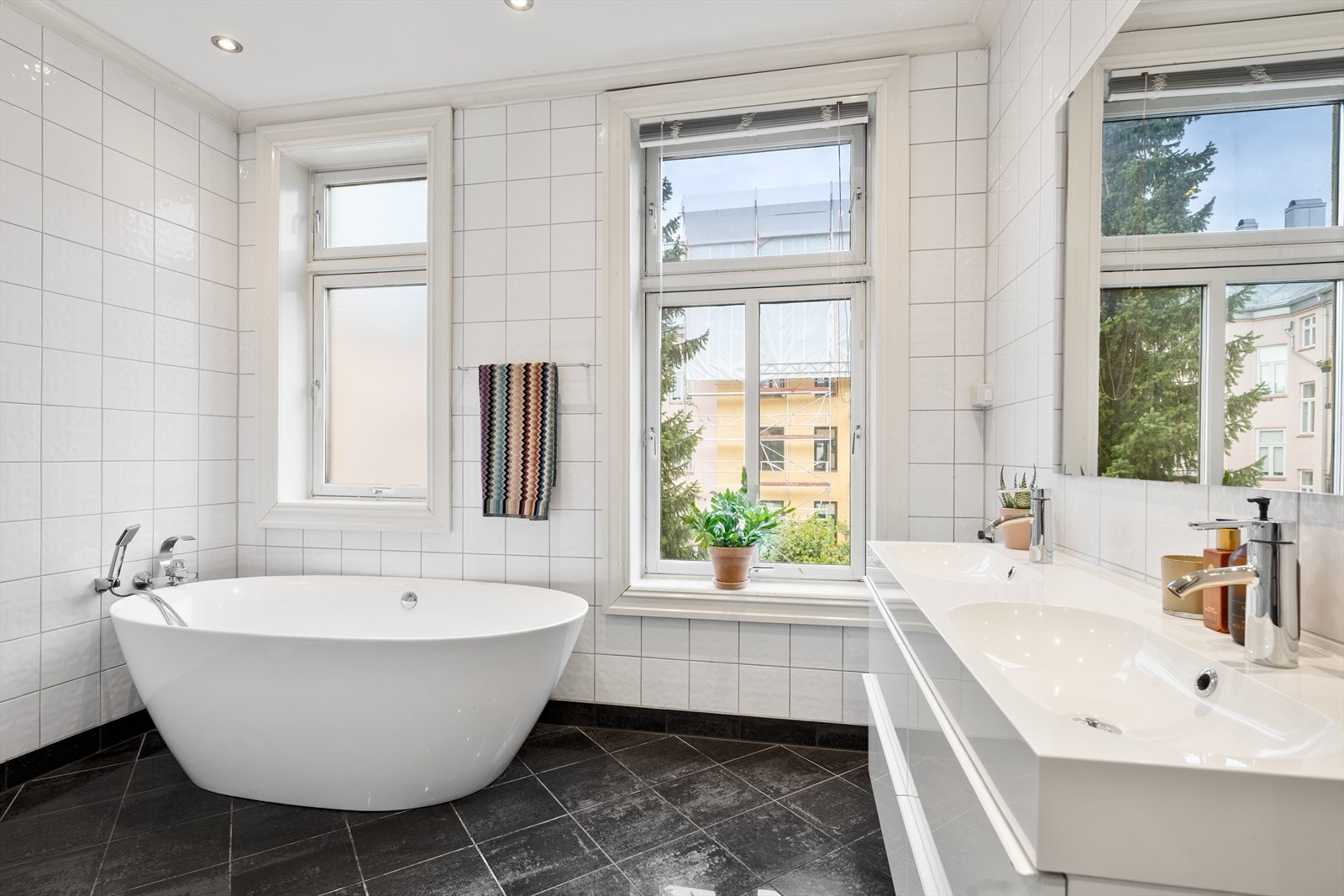 Leiligheten har et stort baderom med varme i gulv og downlights i himling - en sjelden kvalitet i klassiske leiligheter Galleribilde