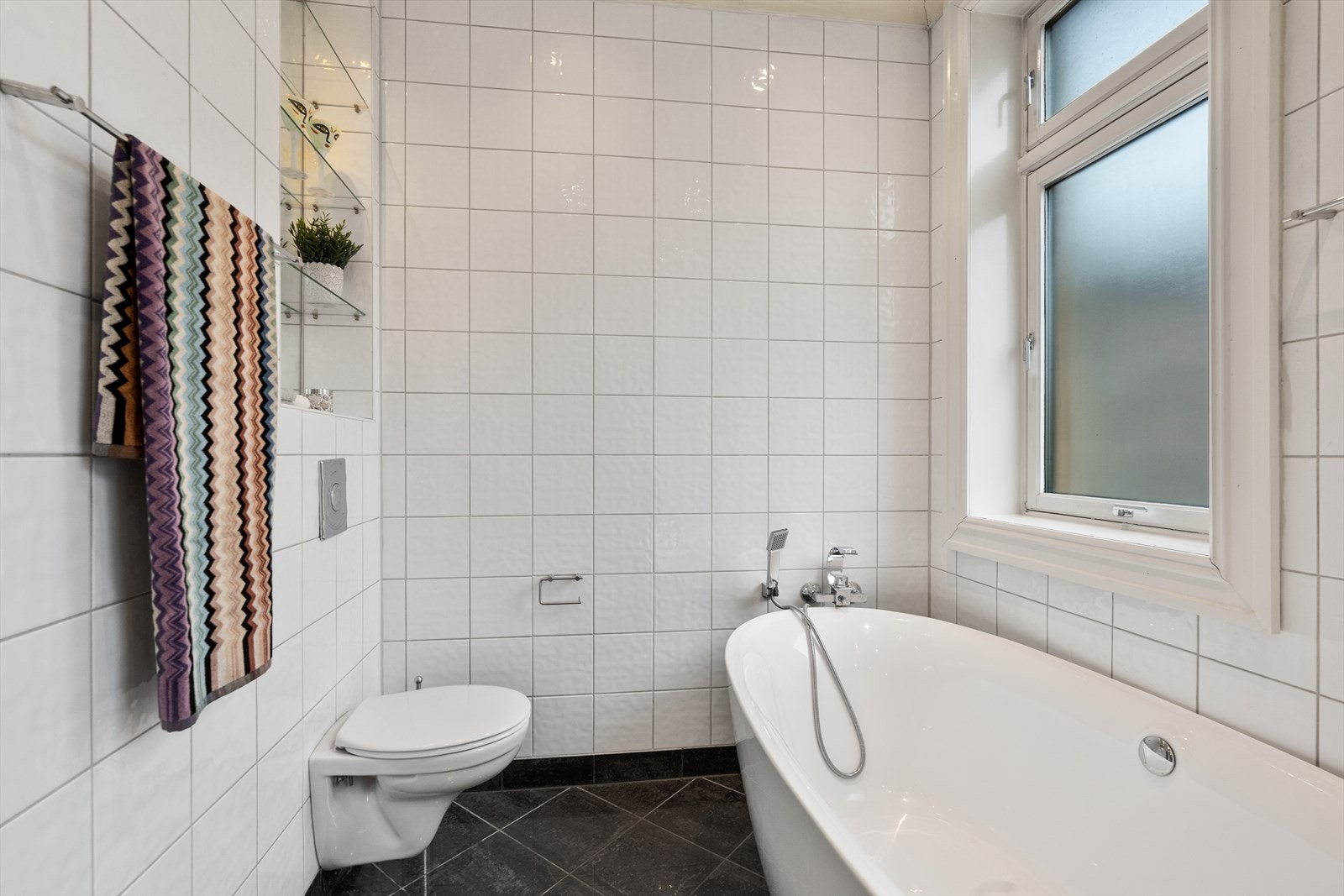 Veggfestet klosett med innbygget sisterne - Praktisk og elegant nisje Galleribilde