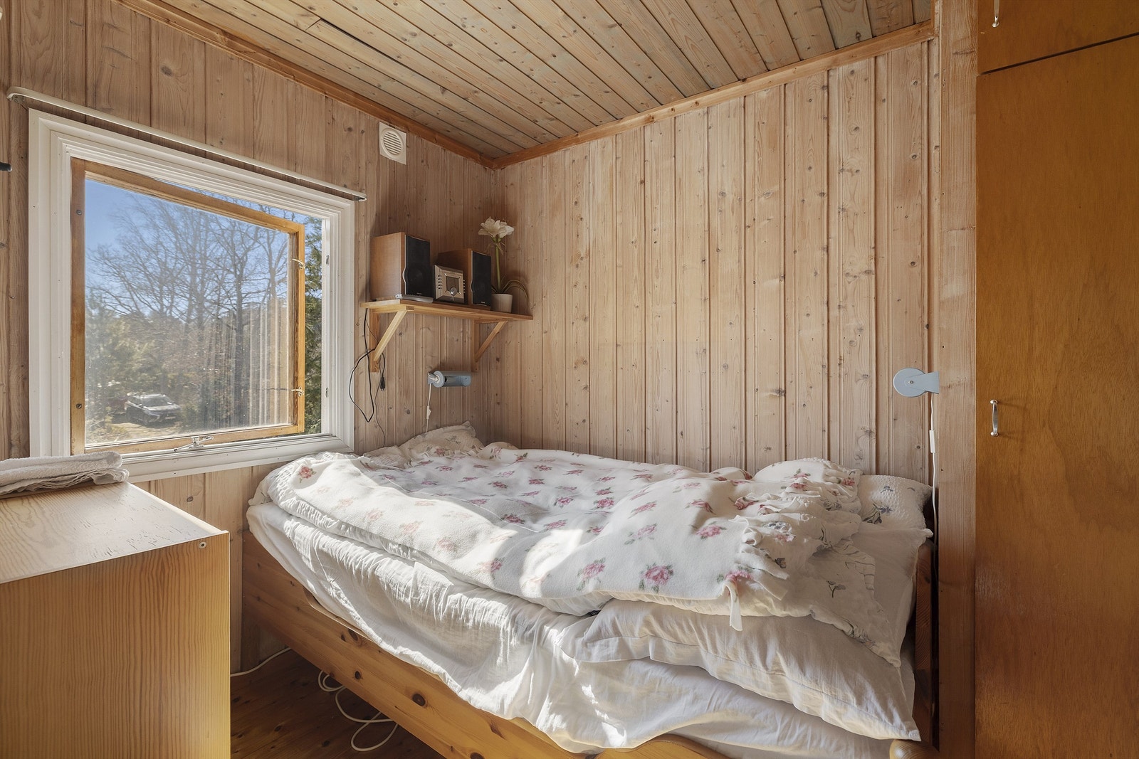 Dette rommet er utstyrt med enkeltseng og tilbyr samtidig praktiske oppbevaringsmuligheter. Galleribilde