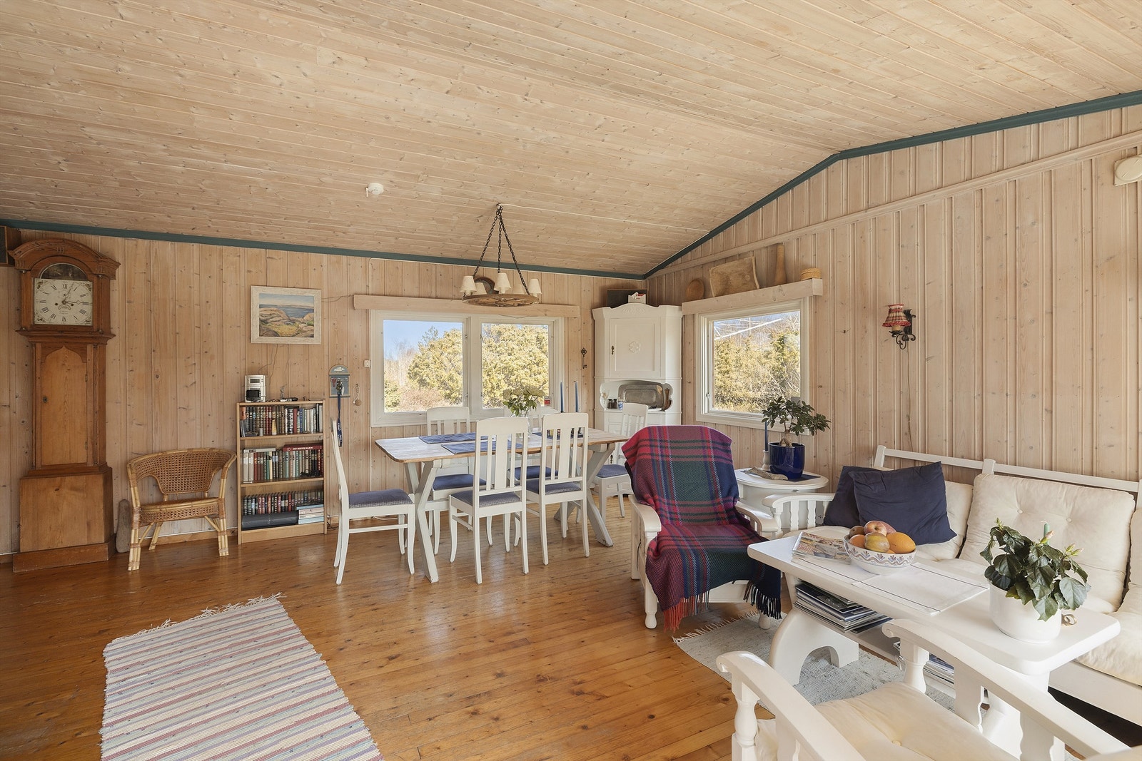 Stuen er romslig og byr på plass til både en hyggelig spiseplass og en innbydende sofakrok. Galleribilde