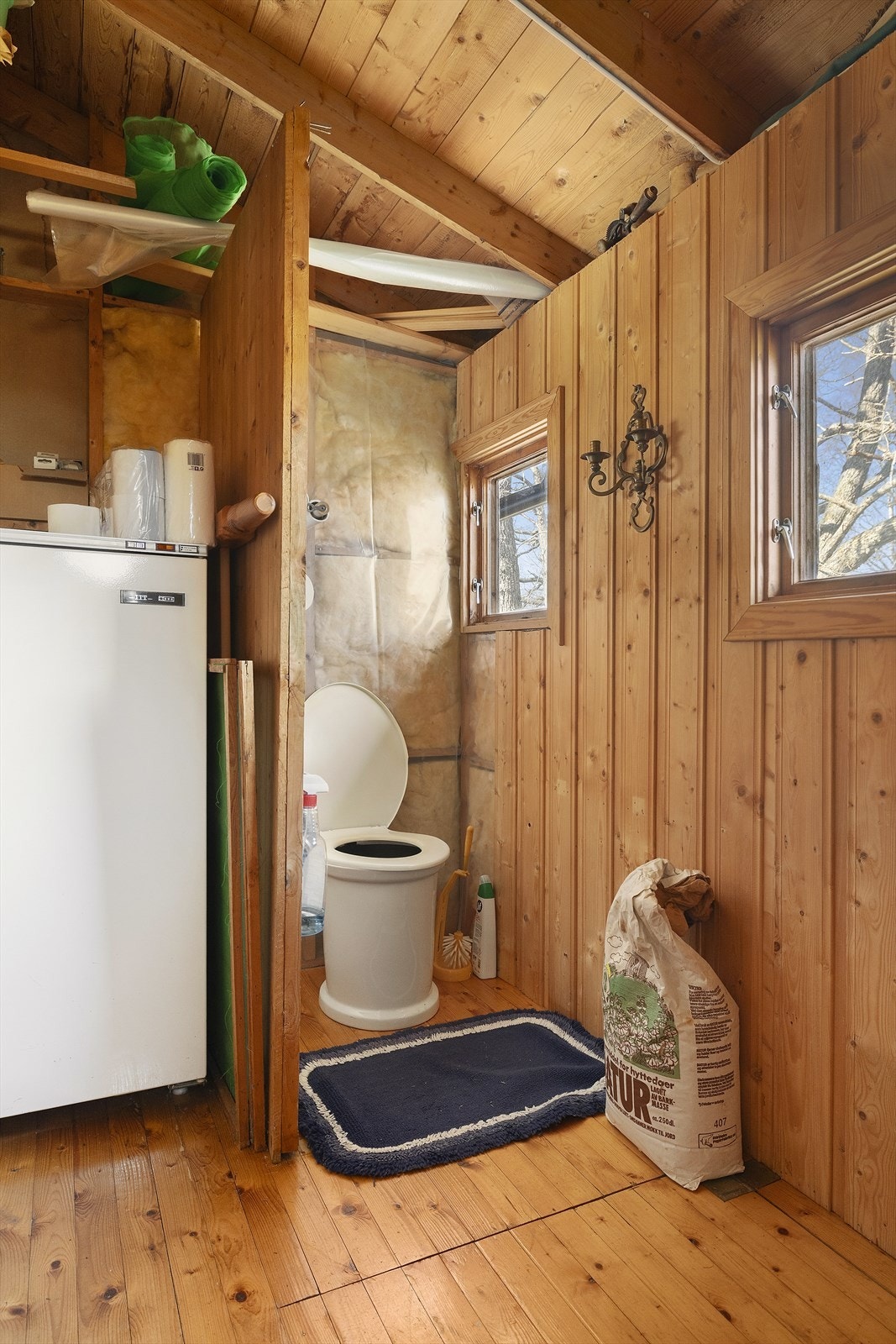 Et enkel toalett er plassert i boden. Galleribilde