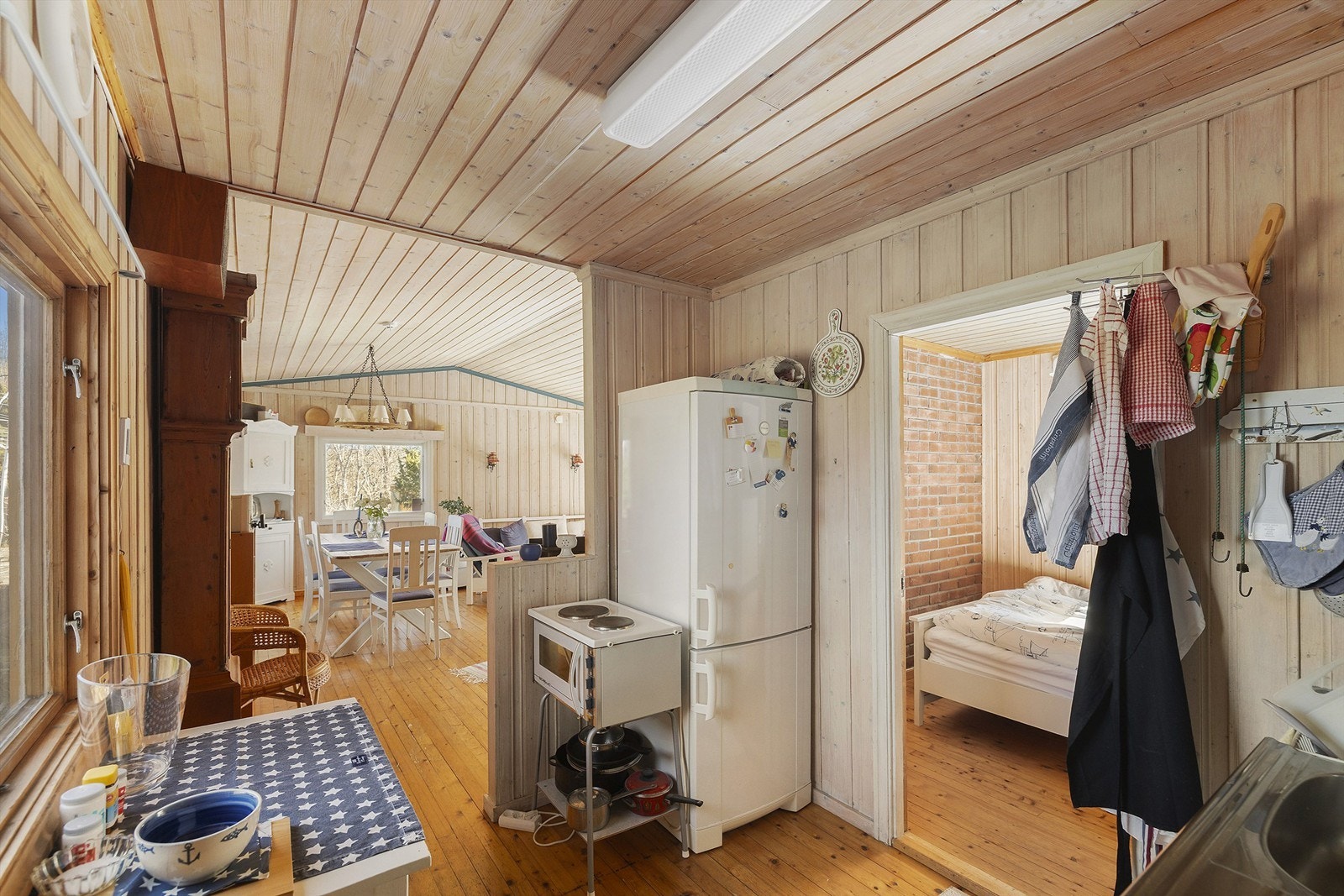 Kjøkkenet ligger i direkte tilknytning til stuen/spisestuen. Galleribilde