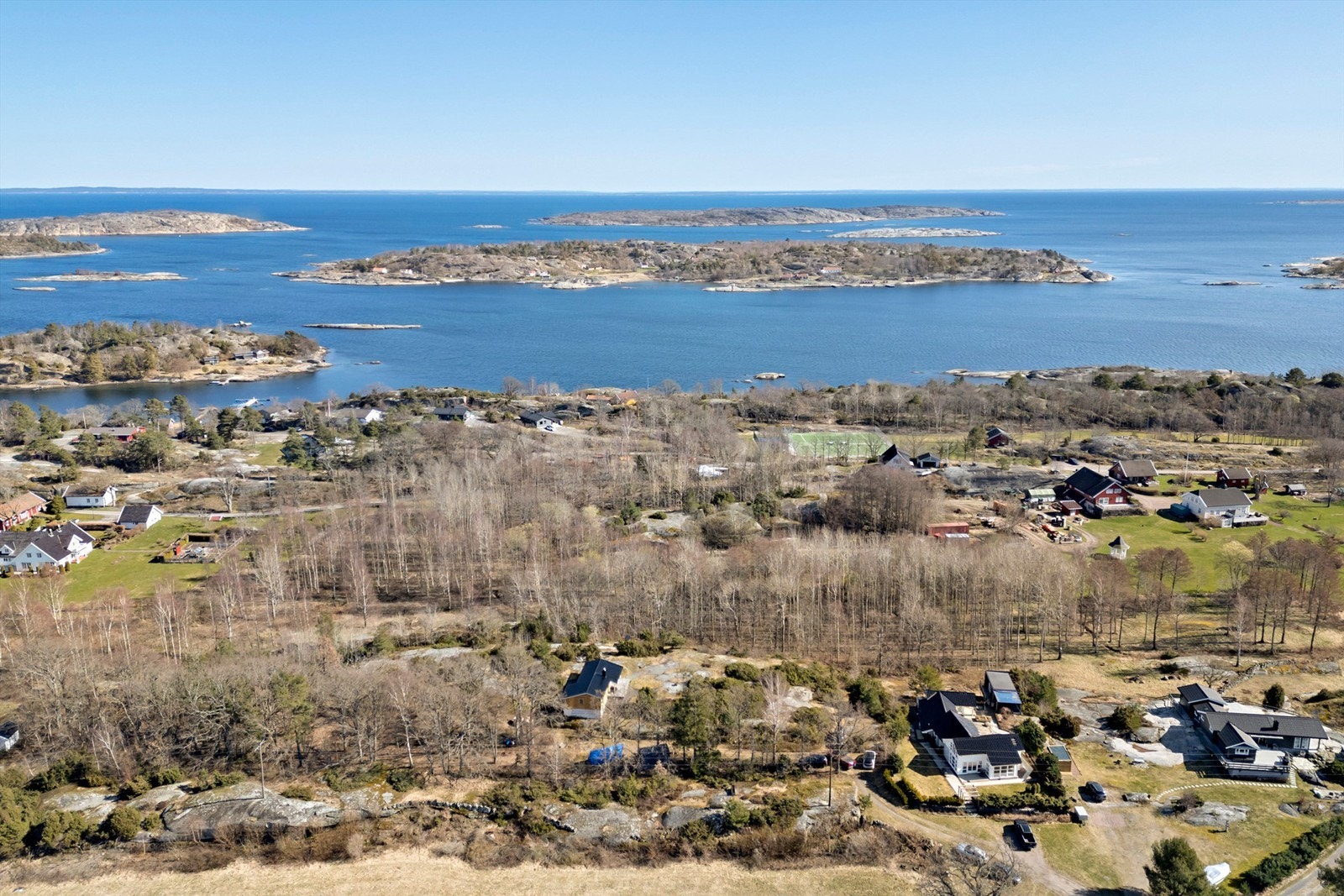 Beliggenhet mellom Tjøme og Hvasser, tilbyr øya en unik kombinasjon av naturskjønnhet og tilgjengelighet. Galleribilde