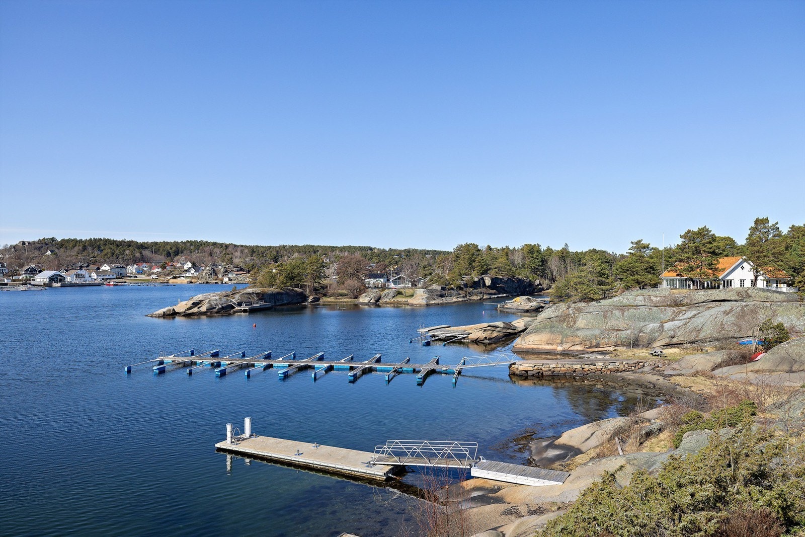 Enten du er interessert i sjøliv, turmuligheter eller eiendom, gir Røssesund et attraktivt og fredelig miljø. Galleribilde