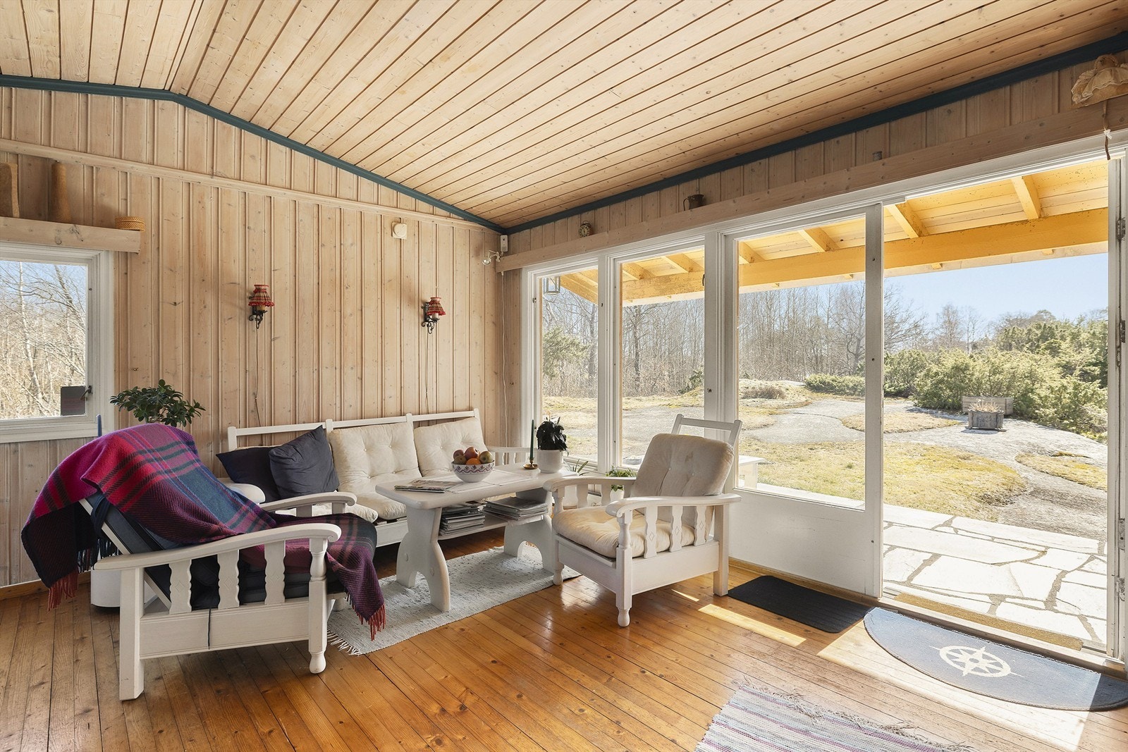 Fra stuen er det utgang til en solrik, steinlagt platting som innbyr til hyggelige måltider og avslappende stunder utendørs. Galleribilde