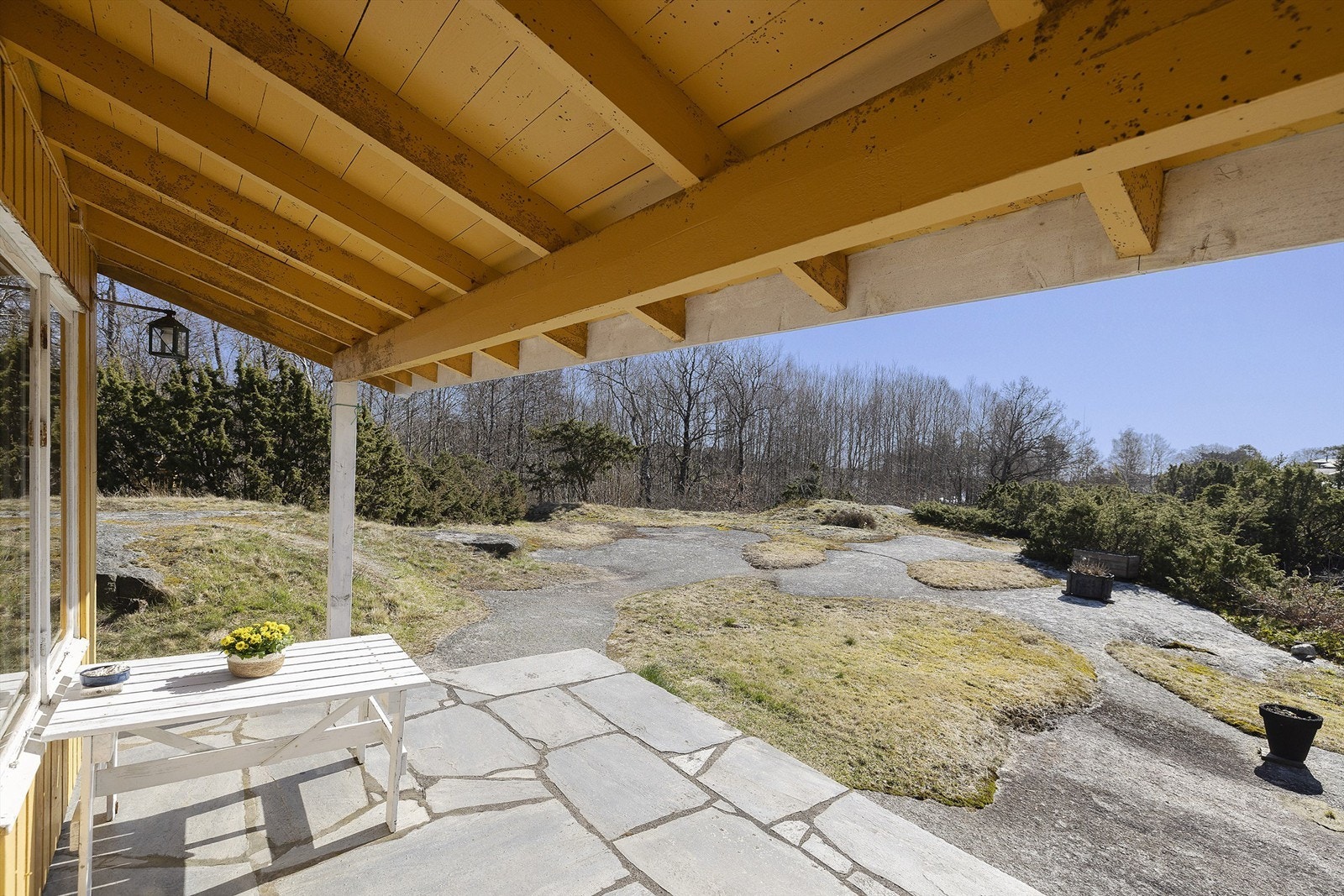 Sørvendt steinlagt platting med gode solforhold. Galleribilde