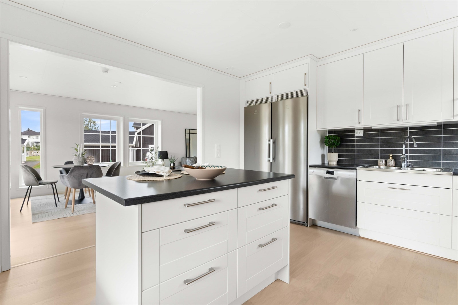 Kjøkkenøyen gir praktiske oppbevaringsmuligheter. Galleribilde