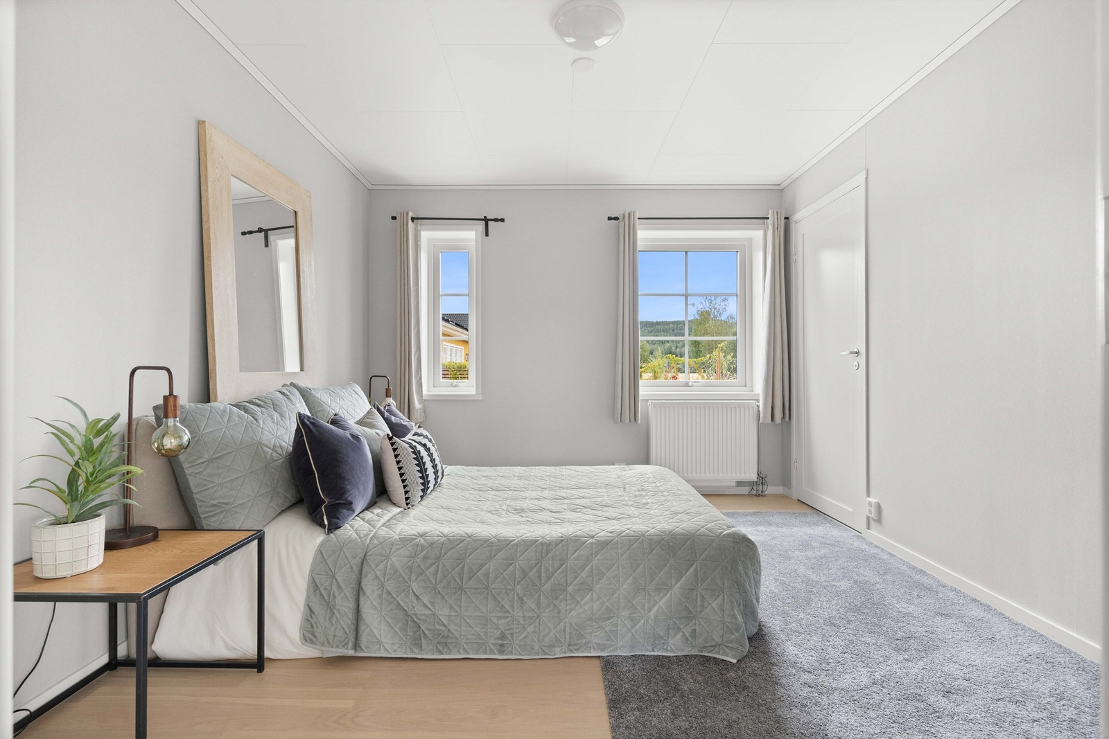 Master bedroom med walk- in closet, perfekt for deg som ønsker ekstra oppbevaringsplass. Galleribilde