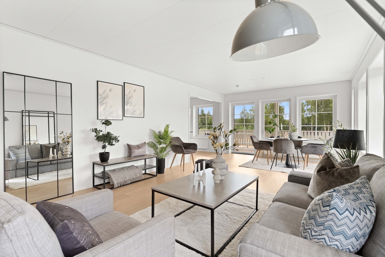 Gjennomført interiør og åpen løsning gir en god flyt i rommet. Galleribilde