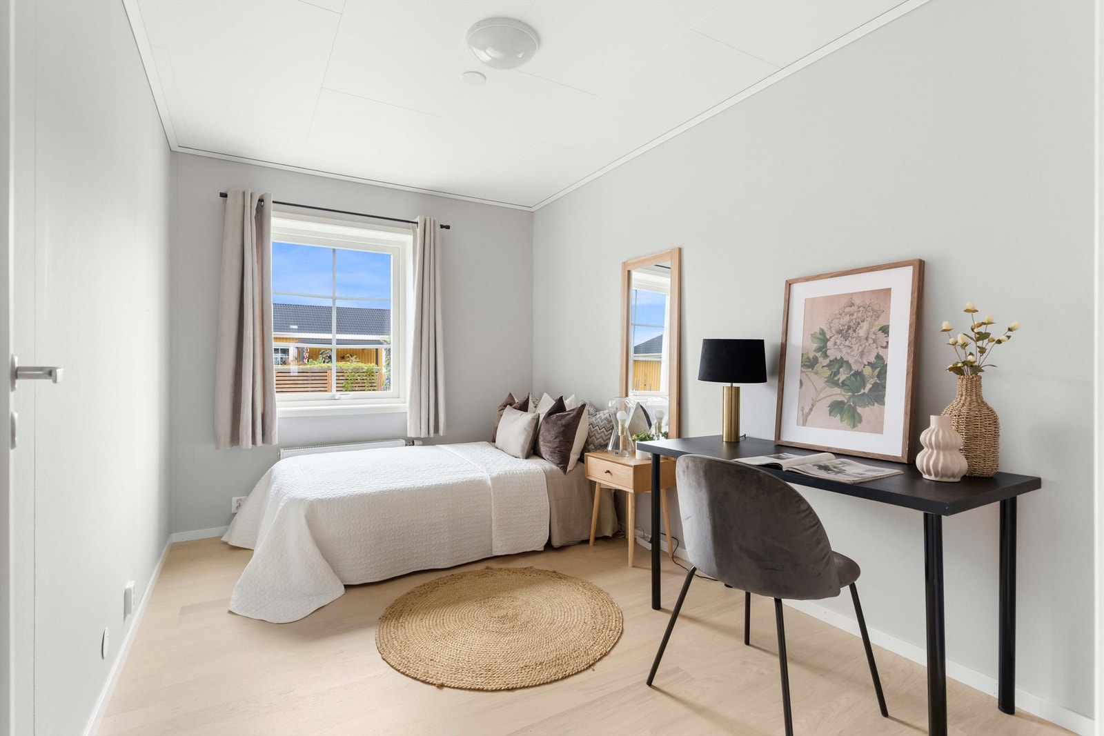 Lyst og praktisk soverom som egner seg godt som barnerom, gjesterom eller kontor. Galleribilde