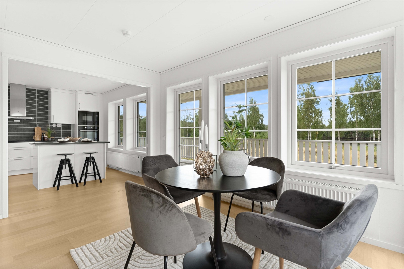 Lyst og sosialt rom - perfekt når matlaging og samvær skal kombineres. Galleribilde