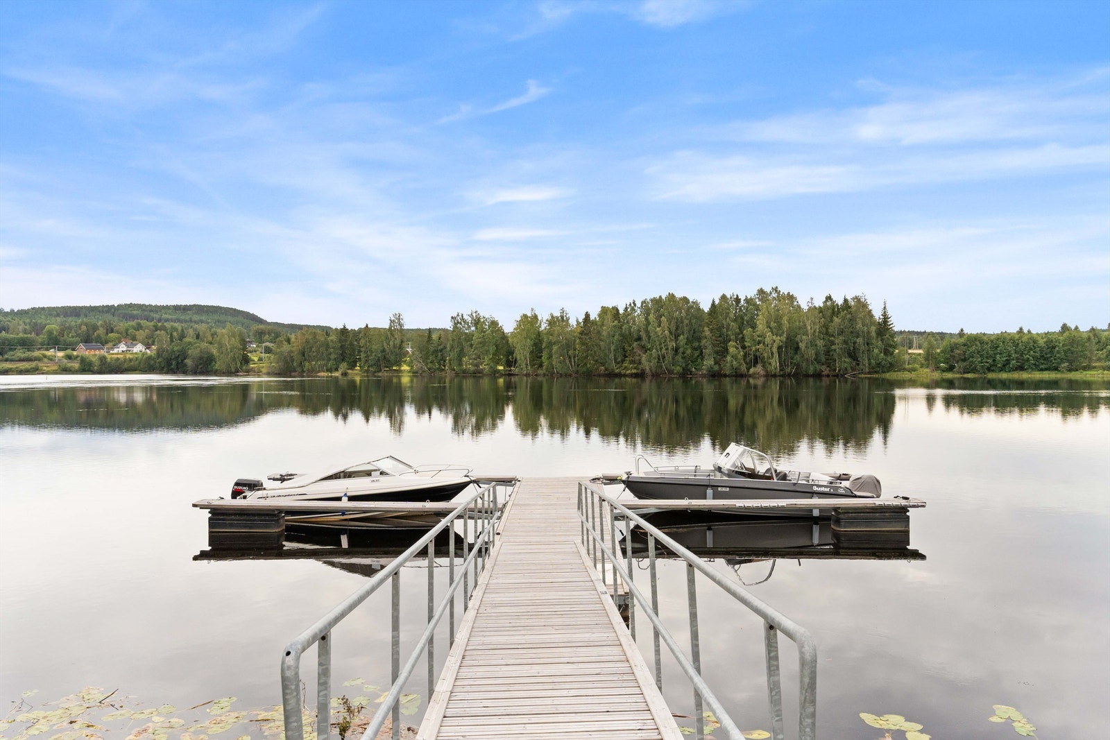 Boligen har nærhet til brygge, det medfølger ikke egen båtplass. Galleribilde