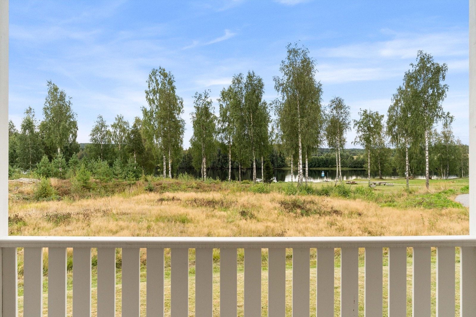 Boligen har umiddelbar nærhet til Glomma, som kan nytes fra terrassen. Galleribilde