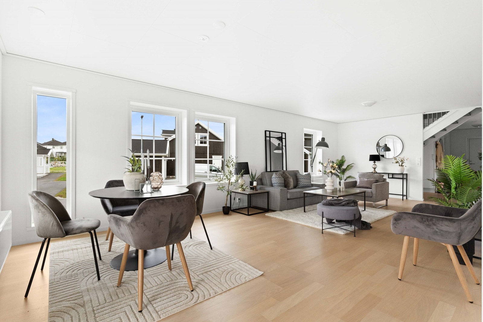 Lys og moderne spiseplass i tilknytning til stuen - perfekt for middager med familie og venner i lyse omgivelser. Galleribilde