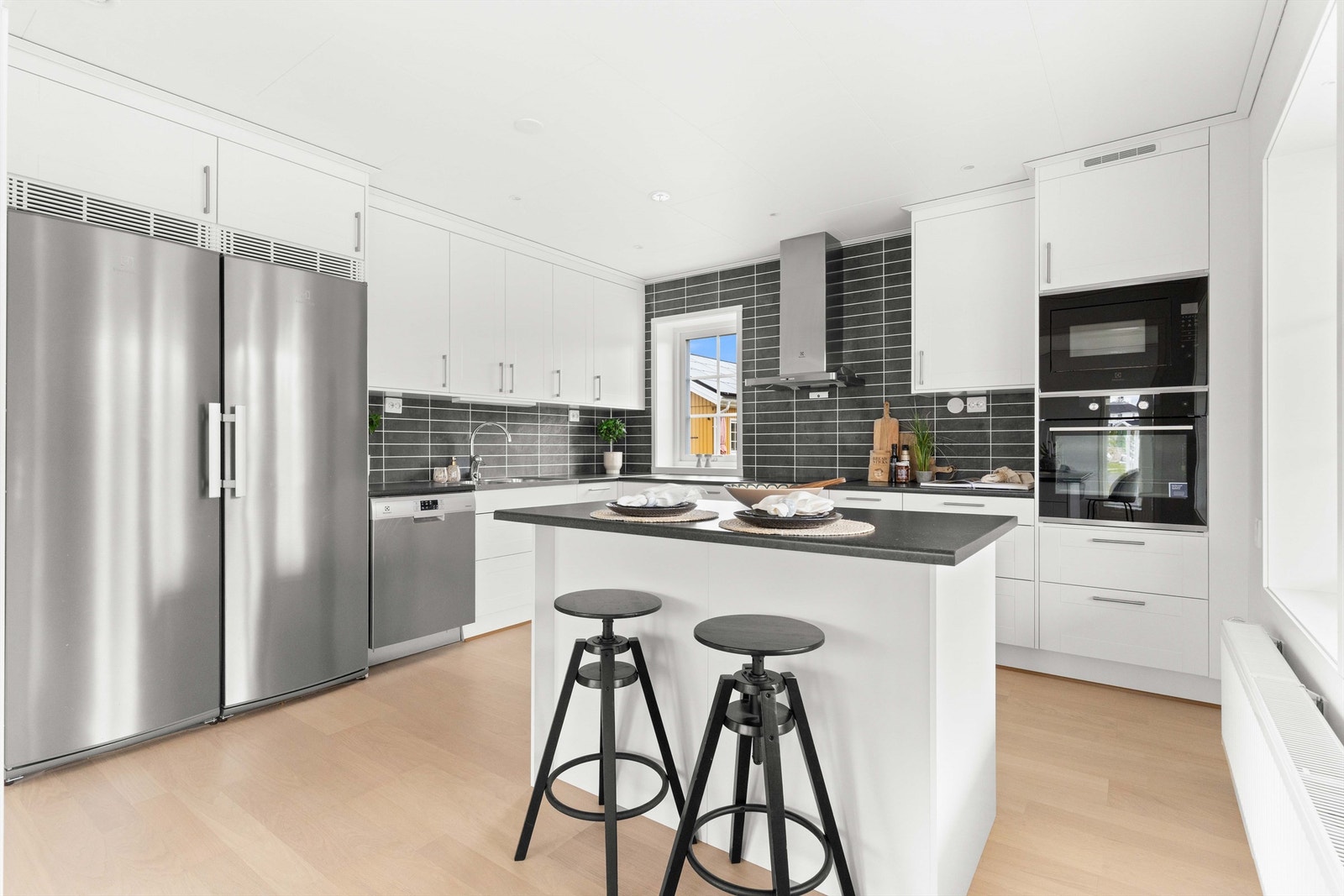 Stilrent kjøkken med kjøkkenøy, barløsning og integrerte hvitevarer. Galleribilde