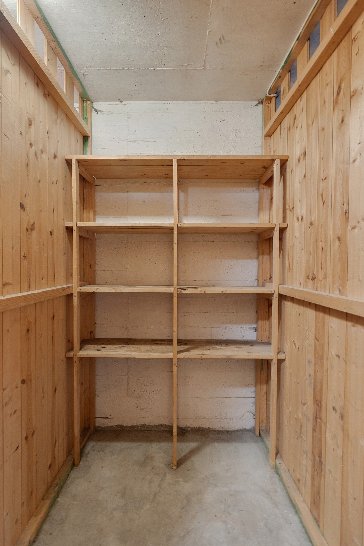 Leiligheten disponerer to boder i kjeller på hhv. 2 og 4,9 kvm. Galleribilde