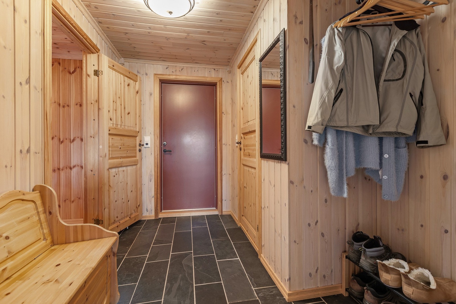 Entré med god plass til yttertøy og sko. Galleribilde