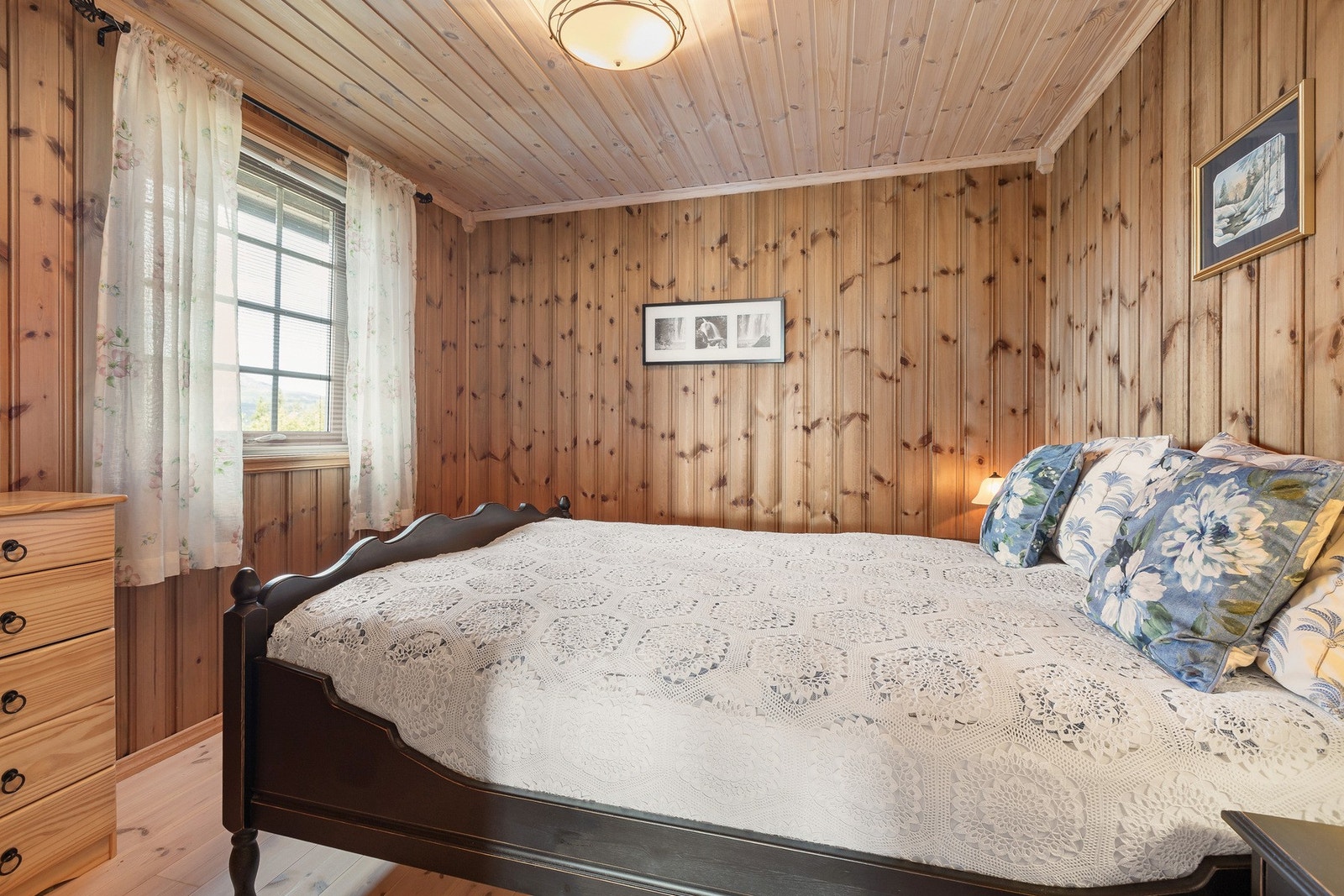 Koselig gjesterom med plass til køyeseng eller dobbeltseng. Galleribilde