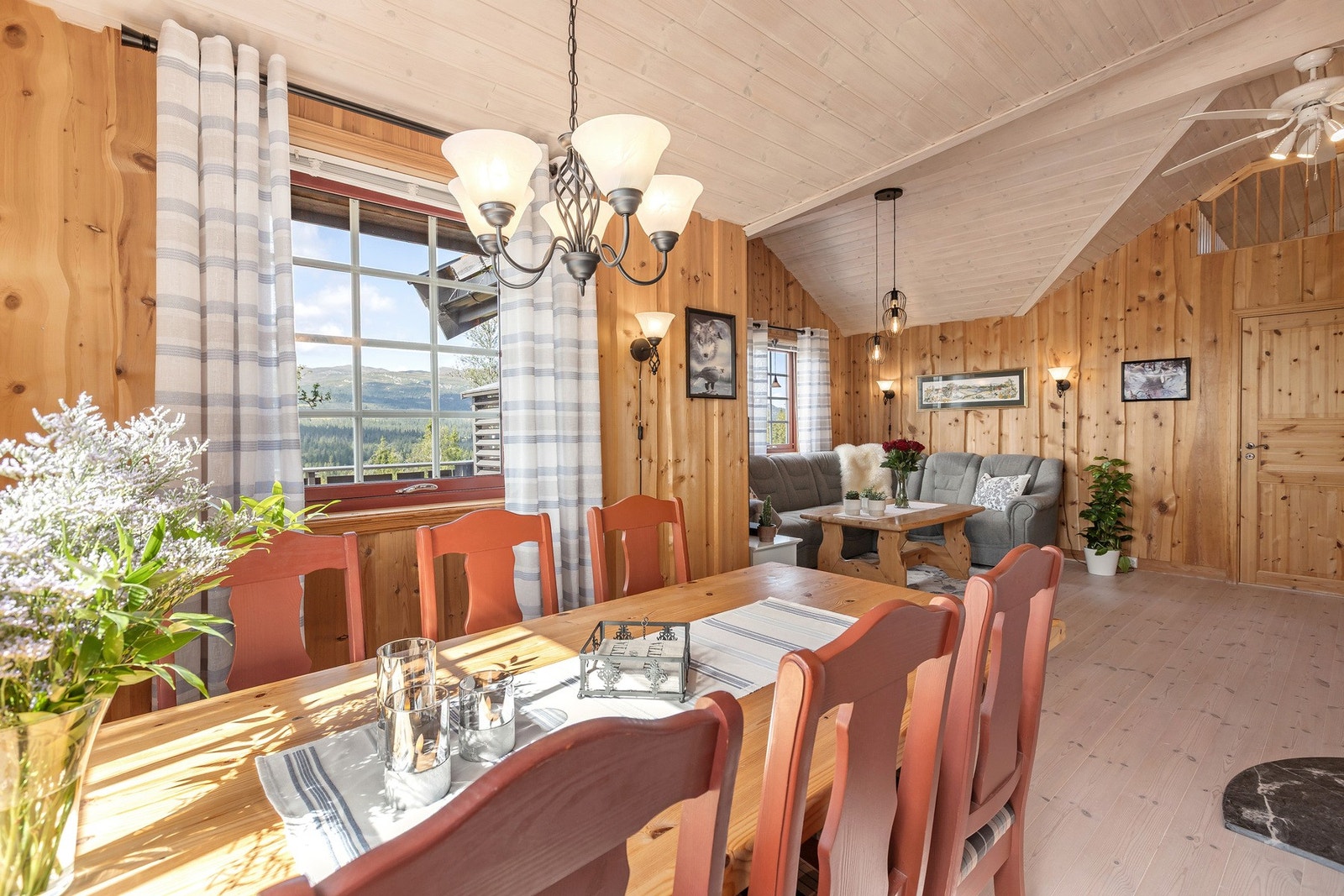 Spisestue med plass til langbord - perfekt for sosiale måltider. Galleribilde