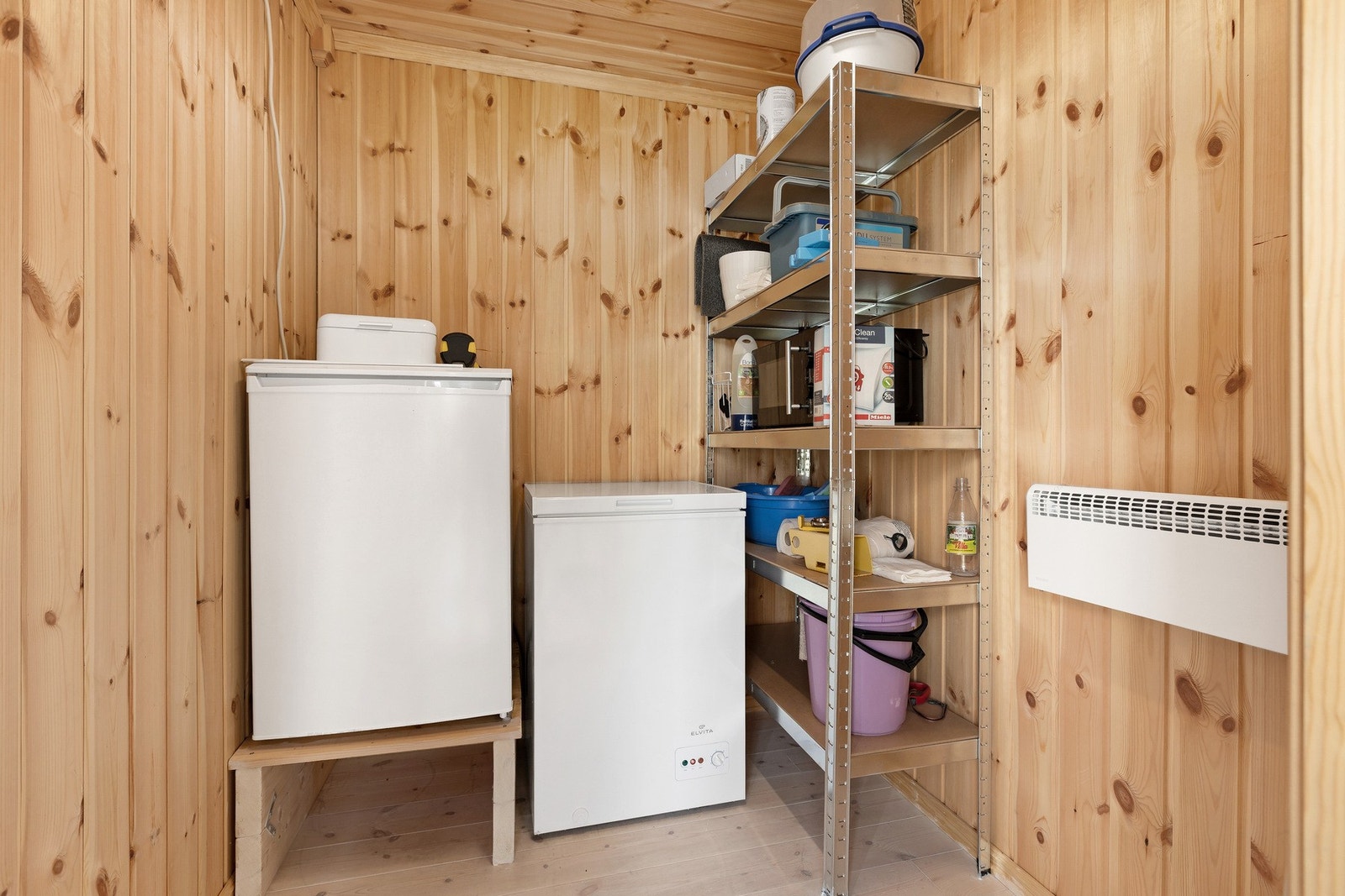 Praktisk bod/teknisk rom i tilknytning til badet Galleribilde