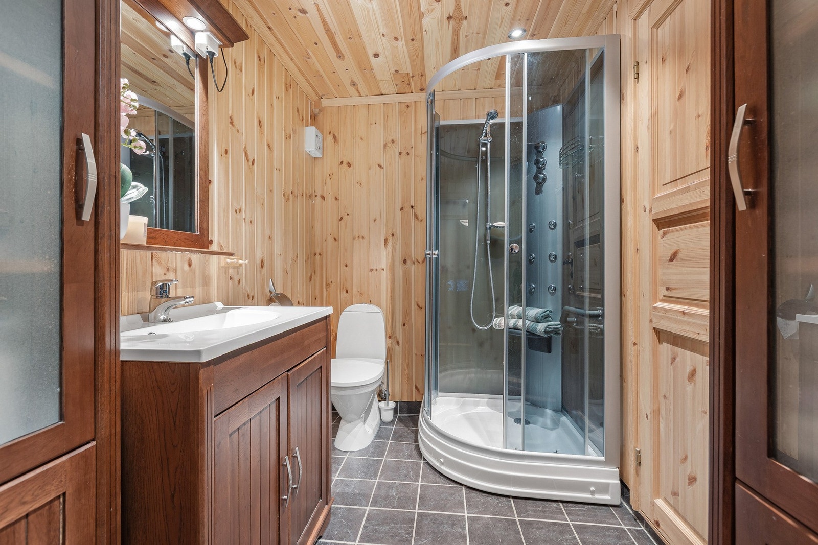 Bad med flislagt gulv, varmekabler og dusjkabinett. Galleribilde