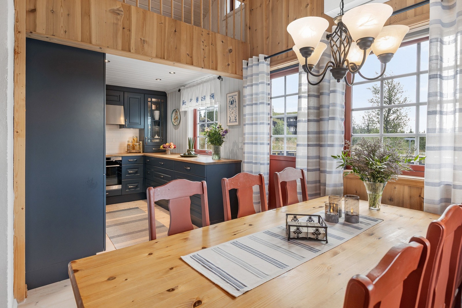 Åpen løsning mellom kjøkken og stue skaper en sosial sone. Galleribilde