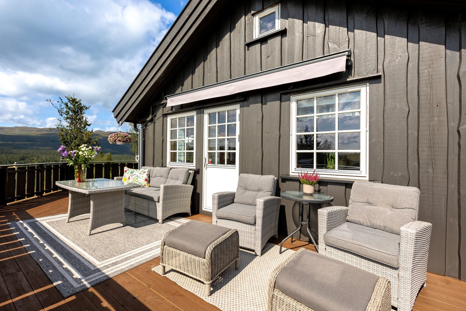 Her er det montert markise som gir skygge på varme sommerdager. Galleribilde