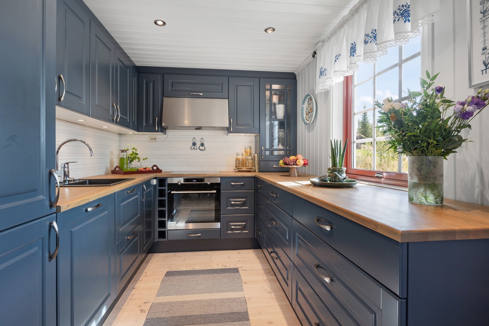 Flott Strai-kjøkken fra 2019. Løsningen er praktisk u-formet og gir rikelig med arbeidsflater. Galleribilde