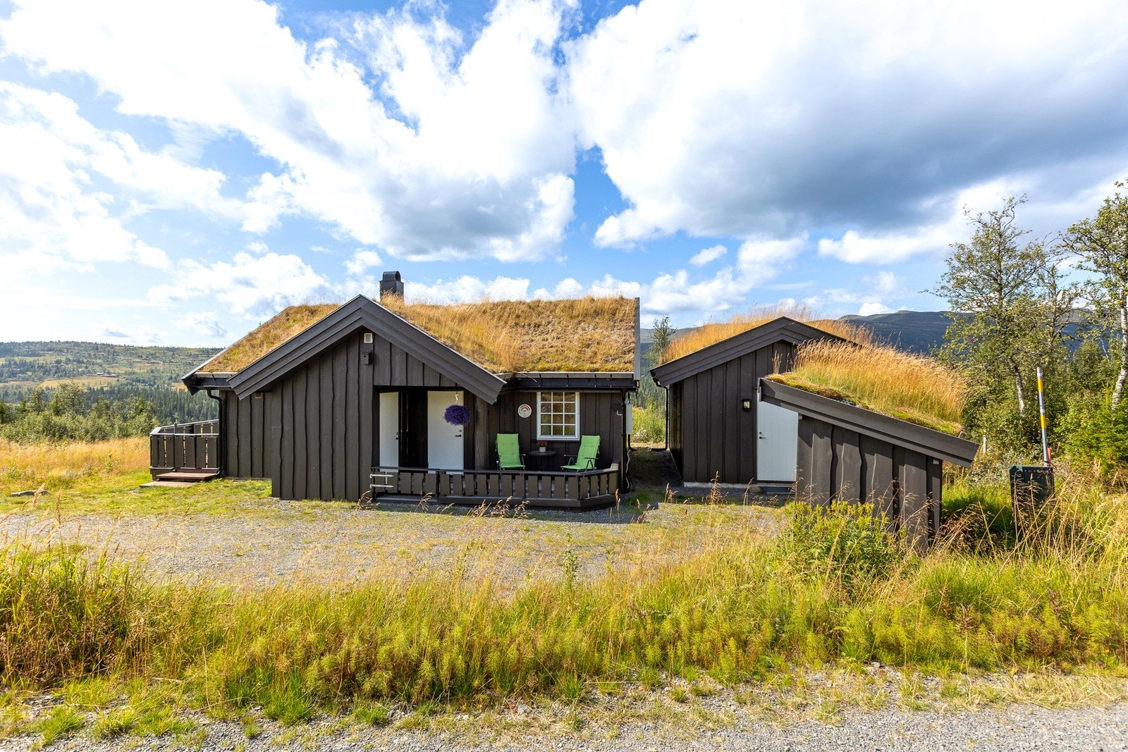 Tomten er en fin kombinasjon av naturtomt og opparbeidet gårdsplass med grus, som gjør den lettstelt og praktisk, samtidig som naturpreget beholdes. Galleribilde