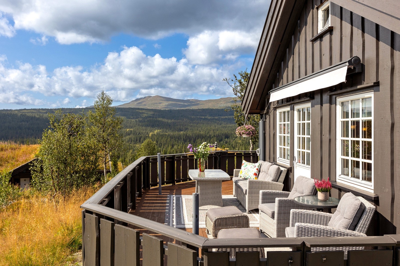 En stor terrasse på ca. 46 m² med god plass til utemøbler, loungestoler og spisegruppe. Galleribilde