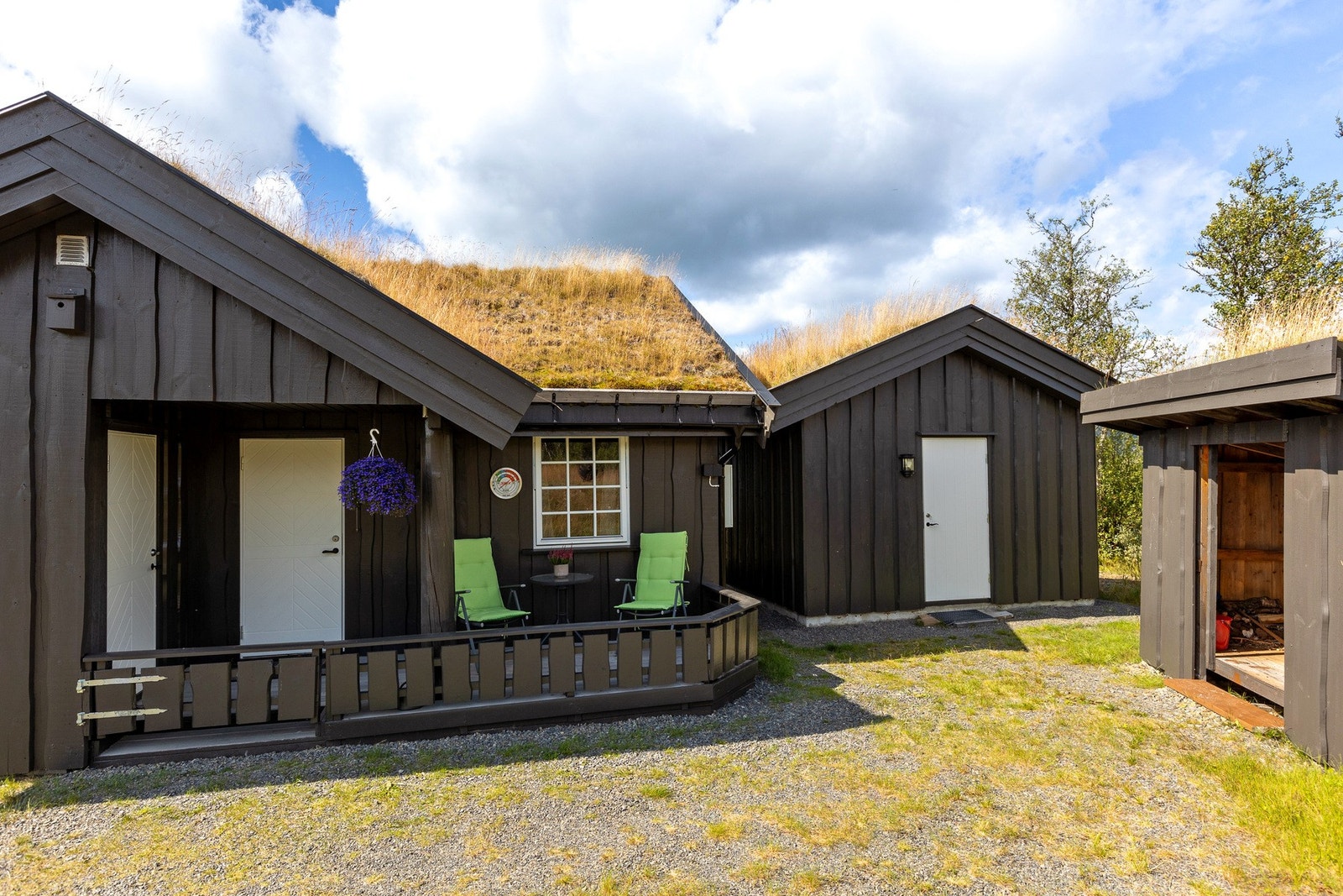 Ved inngangspartiet er det en terrasse på ca. 8 m², delvis overbygd - et lunt sted å nyte kaffekoppen, selv når været er skiftende. Galleribilde