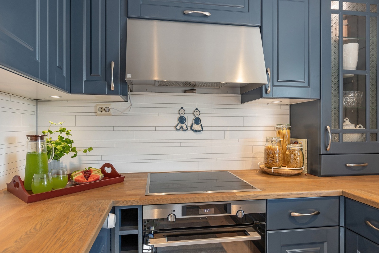 Kjøkkenet er utstyrt med integrerte hvitevarer, platetopp, stekeovn og ventilator med avtrekk. Galleribilde