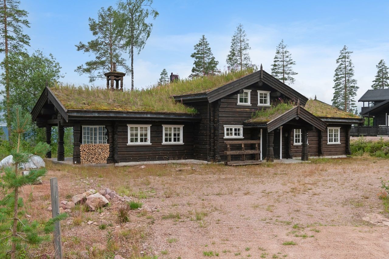 Velholdt fasade, kombinert med torvtak og detaljer som understreker hyttas karakter Galleribilde