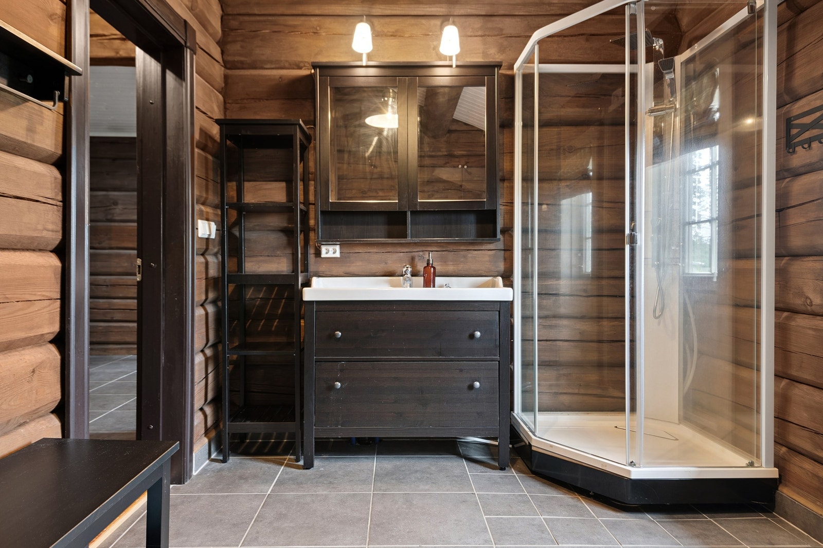 Badet har dusjkabinett, heldekkende servant og slette fronter Galleribilde