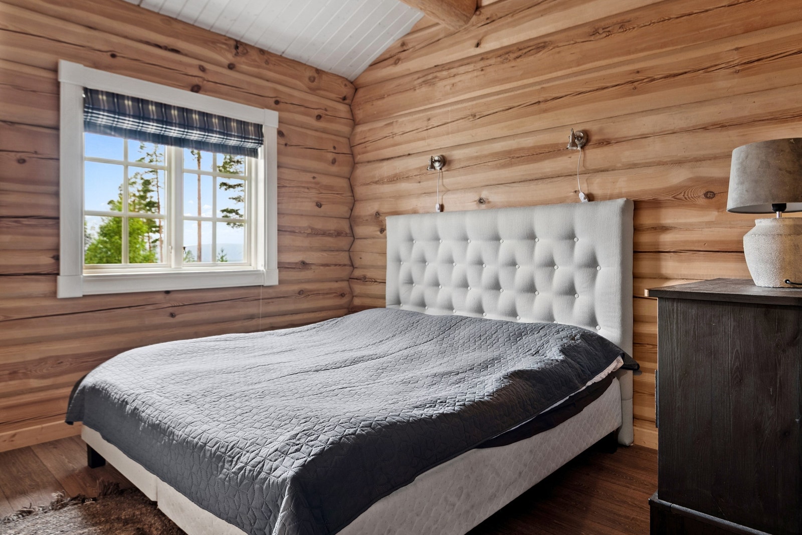 Hovedsoverommet har plass til dobbeltseng Galleribilde