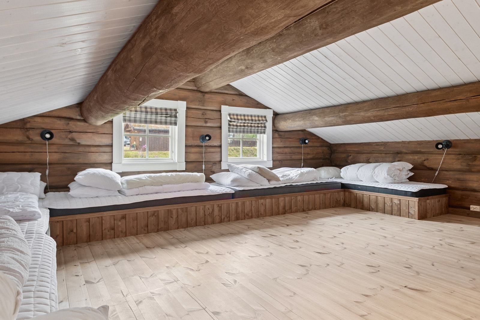 Romslig hems på 26m² gir ekstra soveplasser eller lekeareal, med lav takhøyde og koselig atmosfære Galleribilde