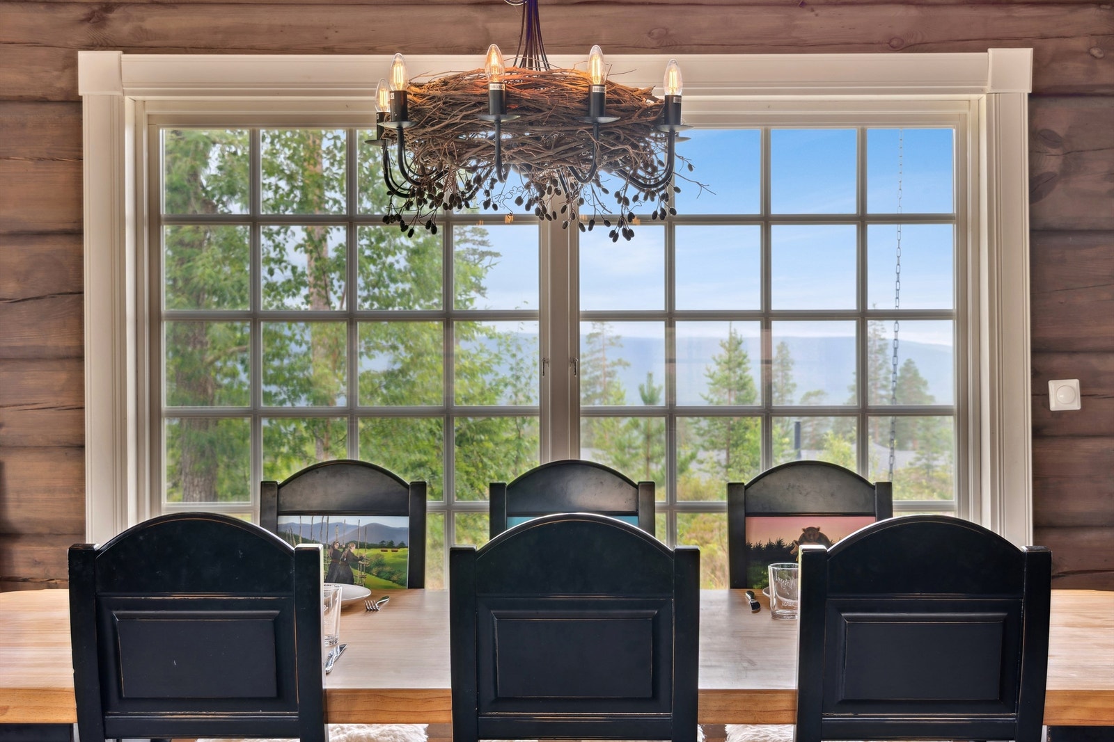 Spisestuen har plass til langbord Galleribilde