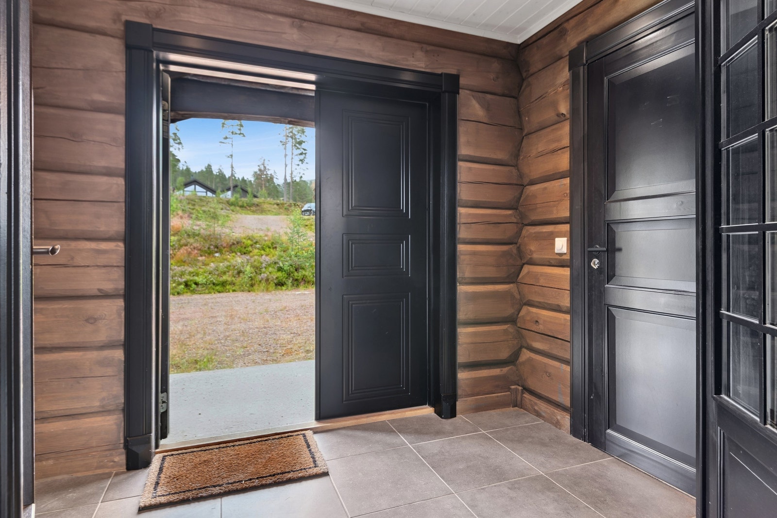 Inngangspartiet har flislagt gulv og vannbåren varme Galleribilde