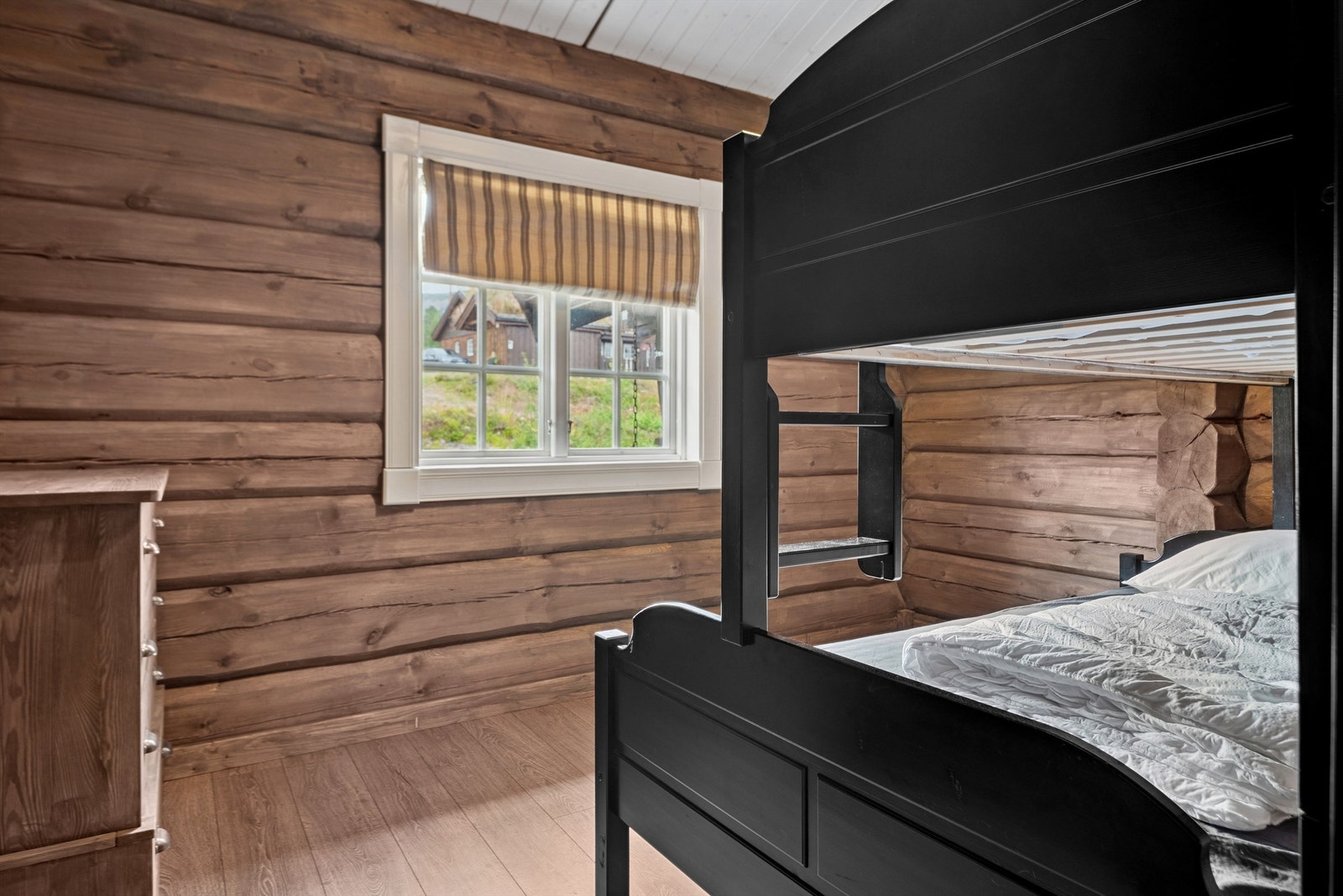 Hyggelig soverom med naturlige materialer Galleribilde