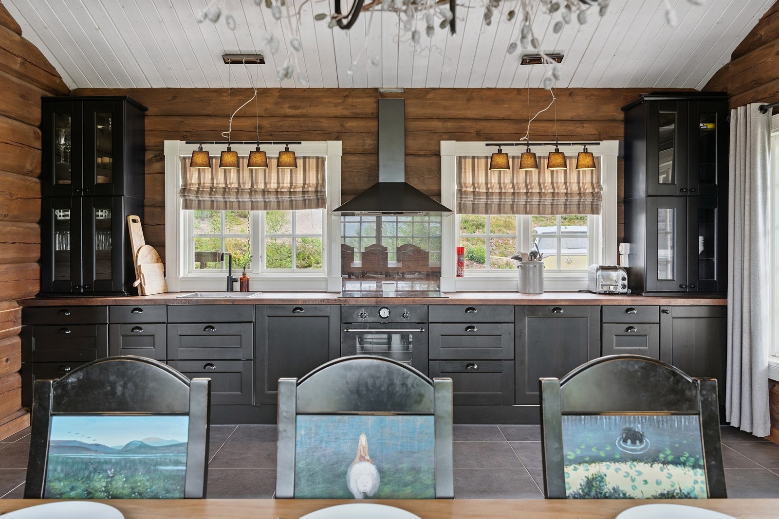 Kjøkken med profilerte fronter, heltre benkeplater og integrerte hvitevarer Galleribilde