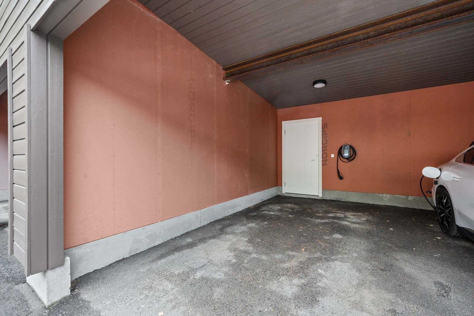 Med leiligheten medfølger det carport og ladeboks for el bil Galleribilde