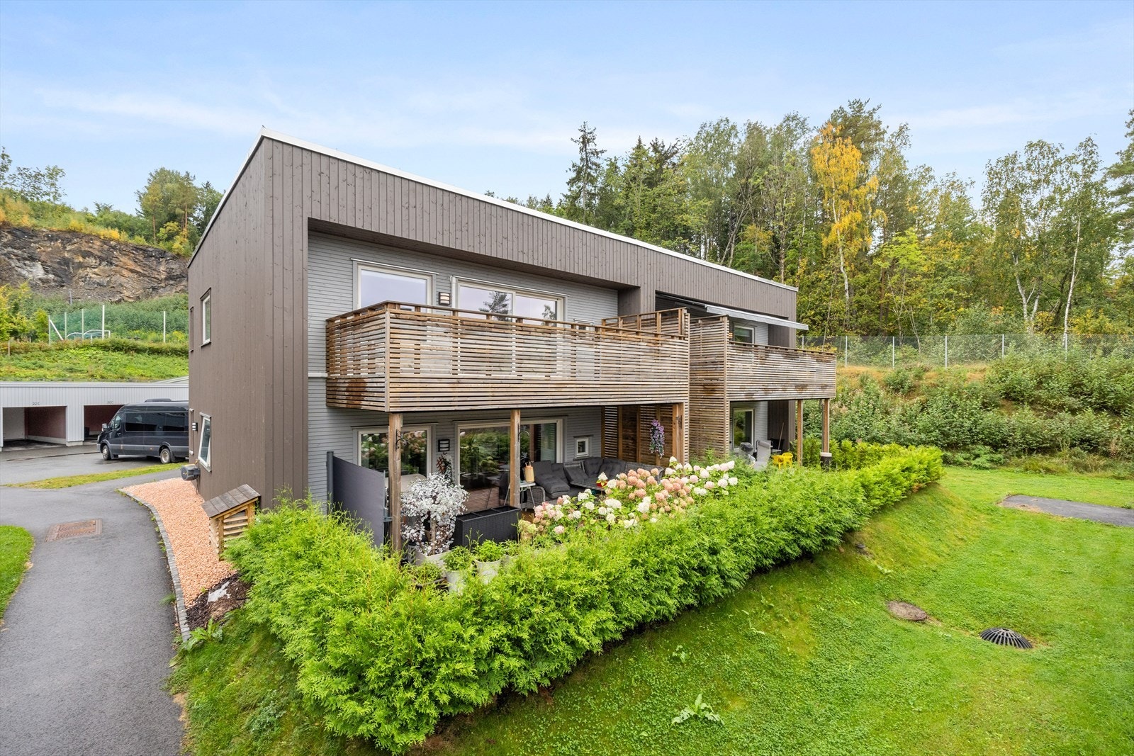 Dette er en moderne 3-roms eierleilighet i 2. etasje i firemannsbolig oppført i 2022, med moderne og funksjonell funkis design Galleribilde