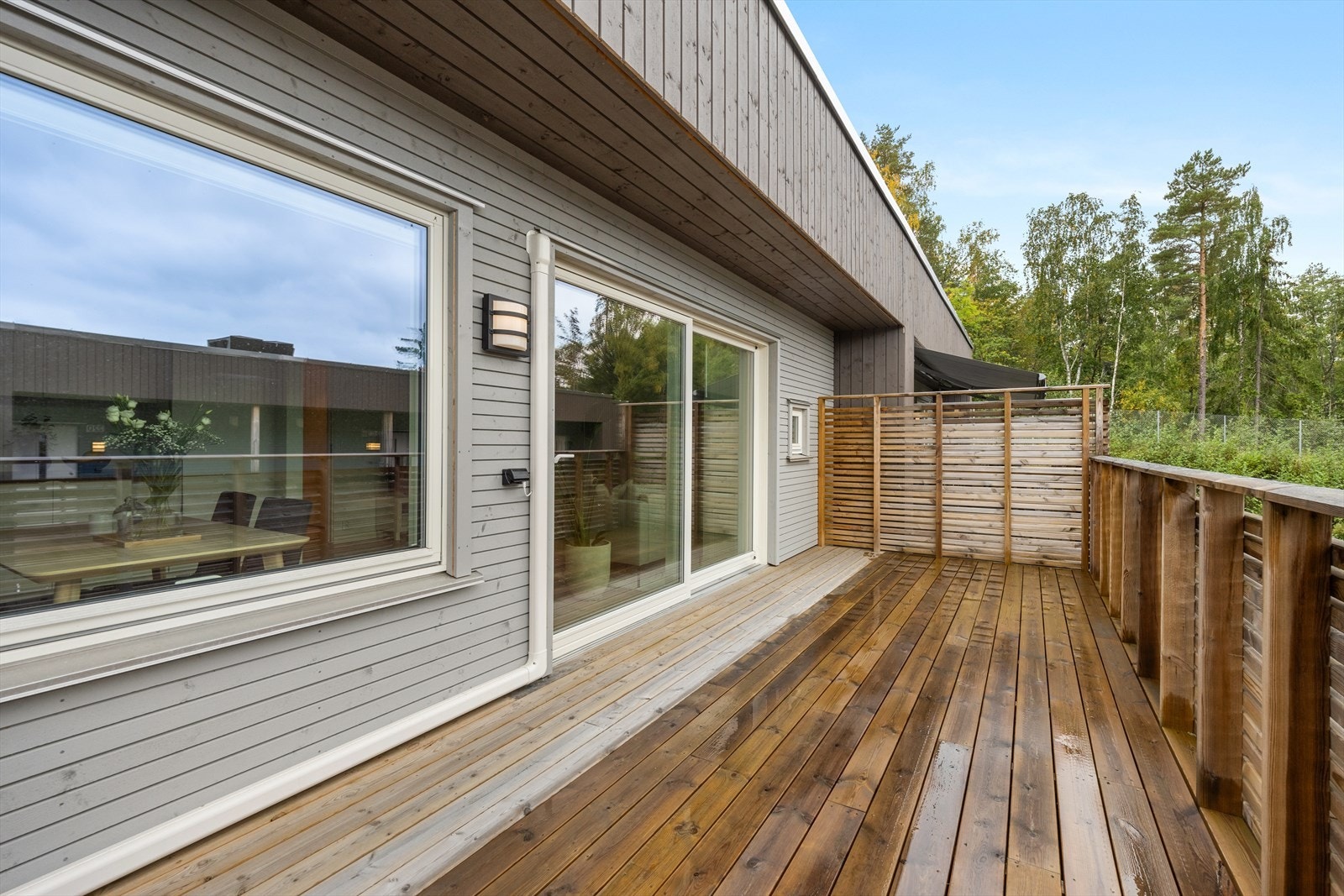 Terrassen er på ca. 16 kvm og ligger skjermet til for innsyn Galleribilde