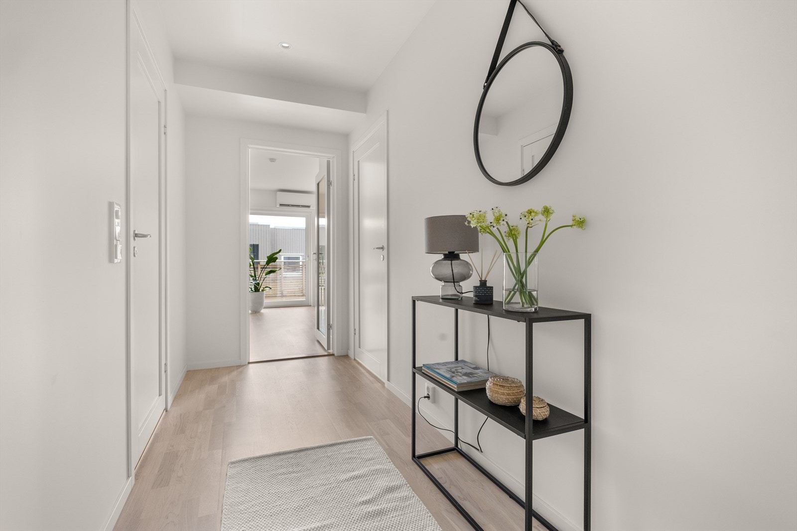 Fra gang har du videre adkomst til øvrige rom i leiligheten. Dør i helglass mellom gang og stue Galleribilde