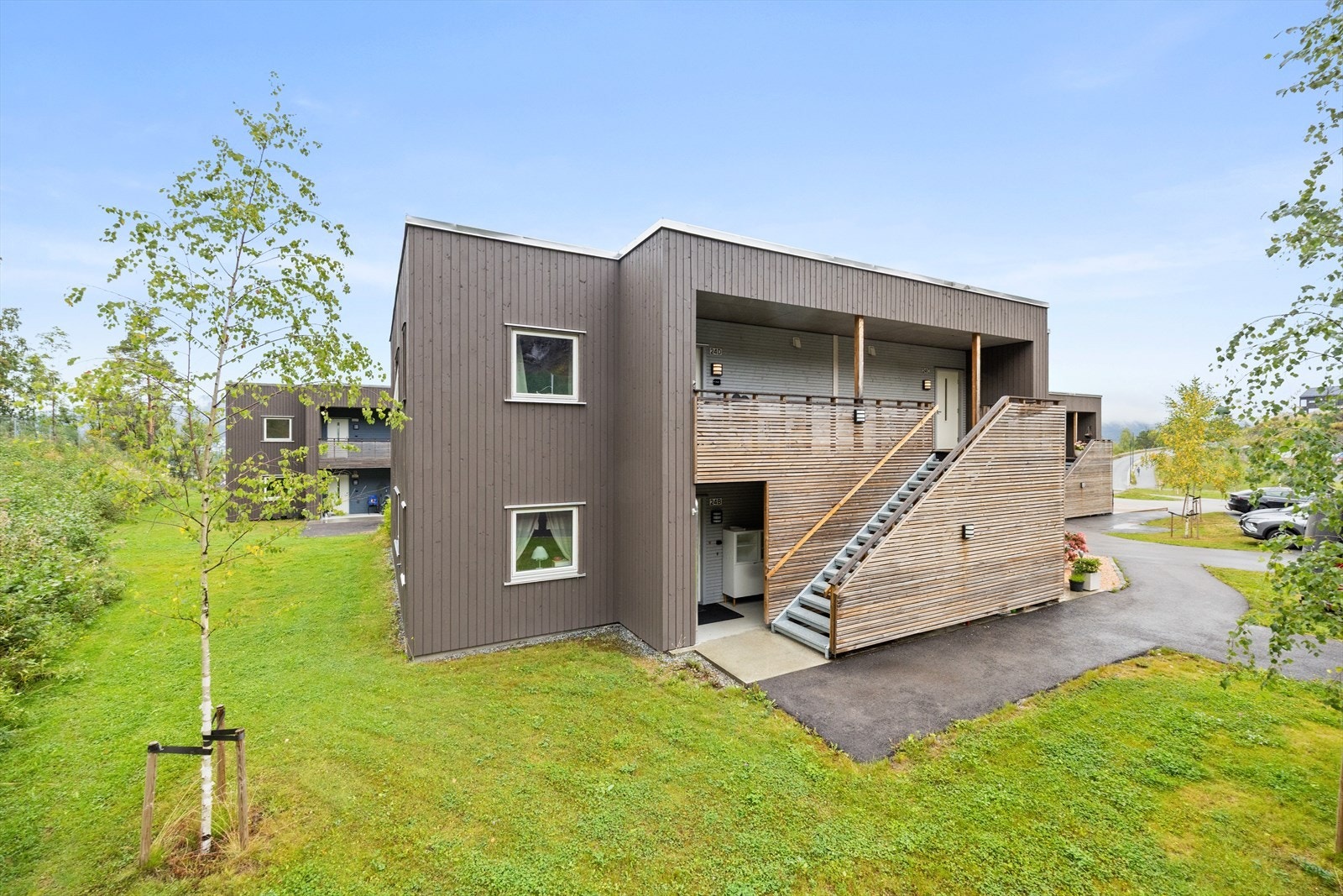 Adkomst til leiligheten fra utvendig trapp og felles svalgang med nabo Galleribilde