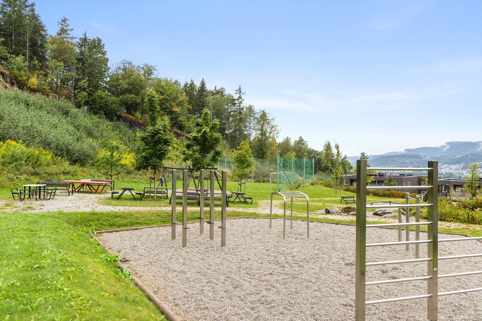 Felles utearel er opparbeidet med flotte apparater for både store og små. Her kan man legge opp treningen utendørs og nyte den praktfulle utsikten Galleribilde