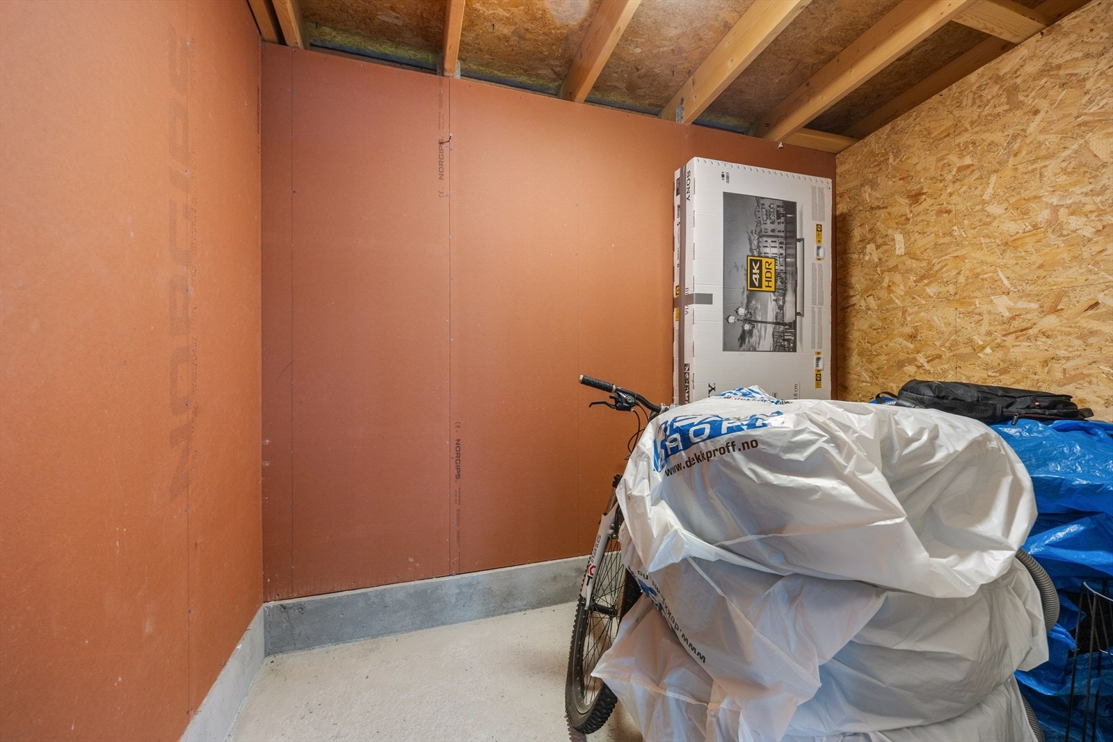 I bakkant av carport har du sportsbod med romslig lagringsplass Galleribilde