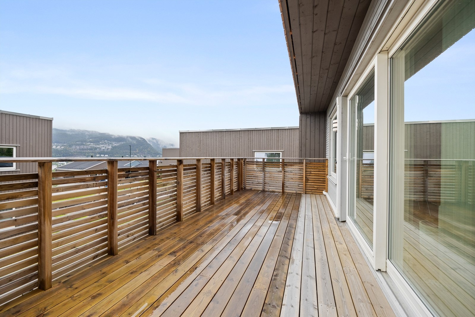 Leiligheten har ellers flotte kvaliteter med bl.a stor terrasse med utgang fra stue via store lekre skyvedører, i tillegg til flotte utsiktsforhold mot Eikerbygdene Galleribilde