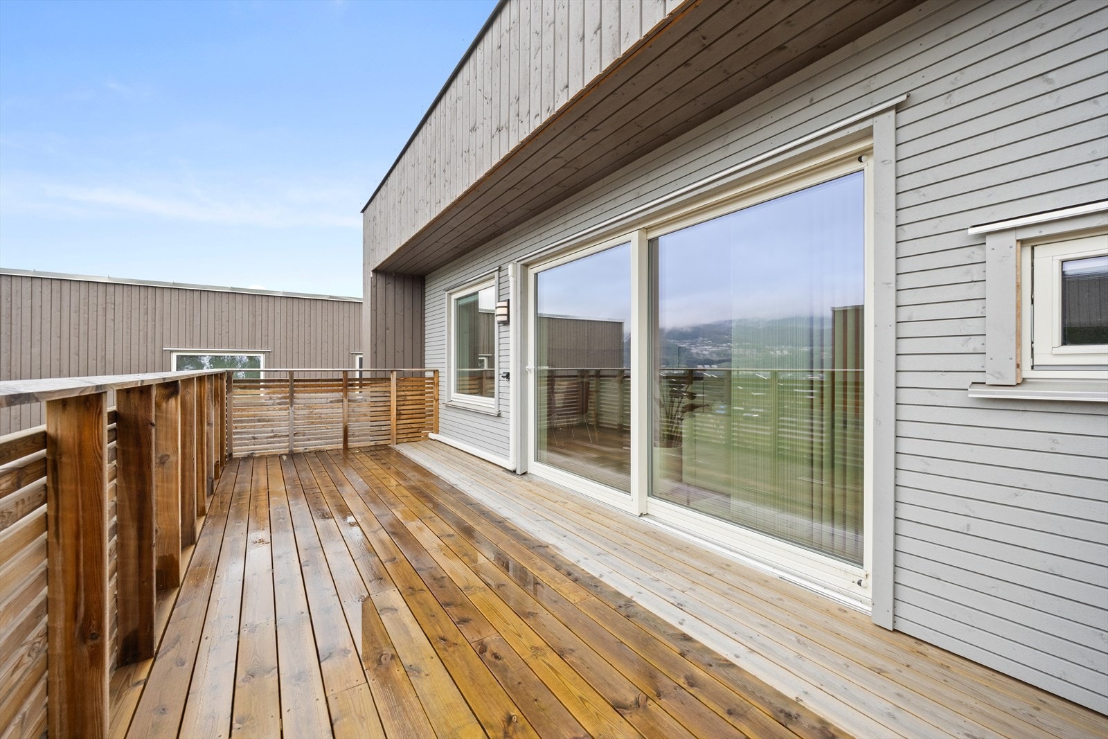 Det er delvis overbygget og man slipper regn og eventuelt snø inn i stuen dersom man lufter med åpen dør Galleribilde