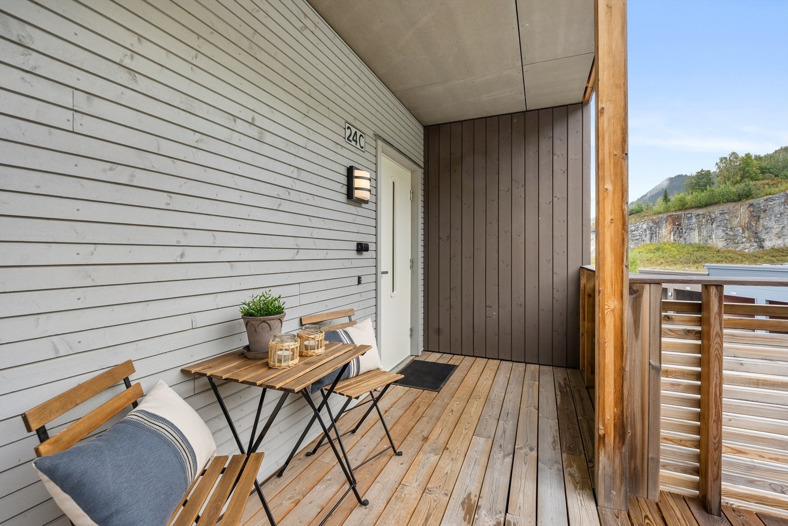 Overbygget svalgang hvor du også har plass til et hyggelig kafésett eller lignende møblement eller dekor Galleribilde